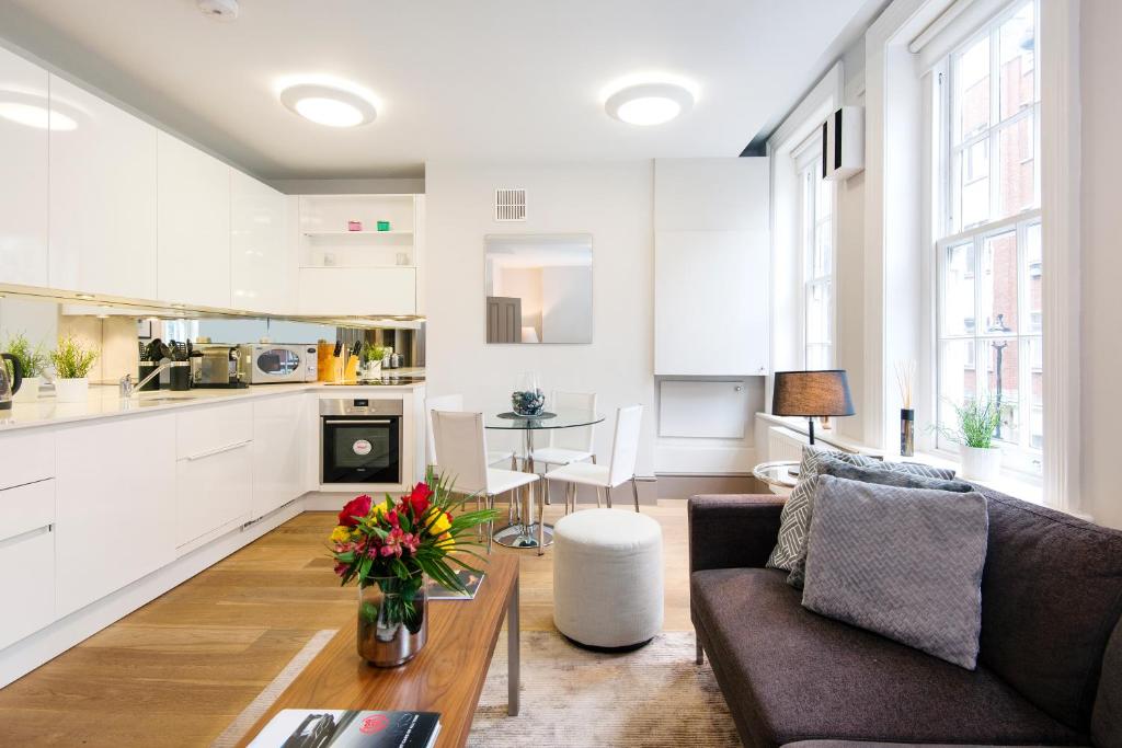 ロンドンにあるARCORE Premium Apartments Cavendish Streetのリビングルーム(ソファ、テーブル付)