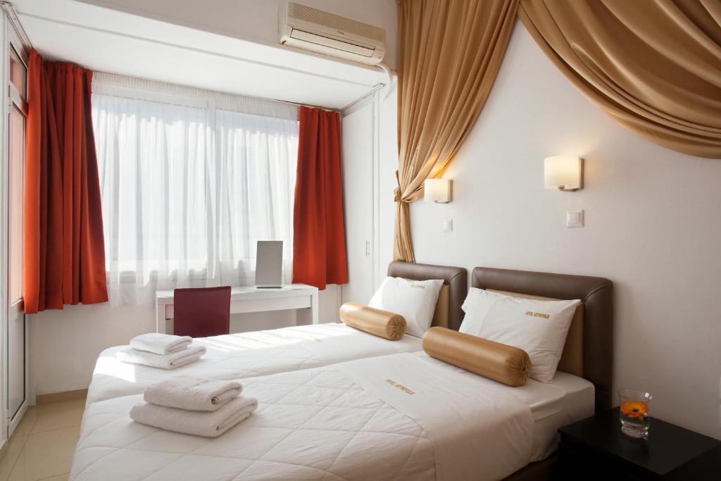 Postel nebo postele na pokoji v ubytování Metropolis Hotel