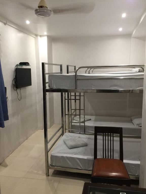 Postel nebo postele na pokoji v ubytování Amax Inn