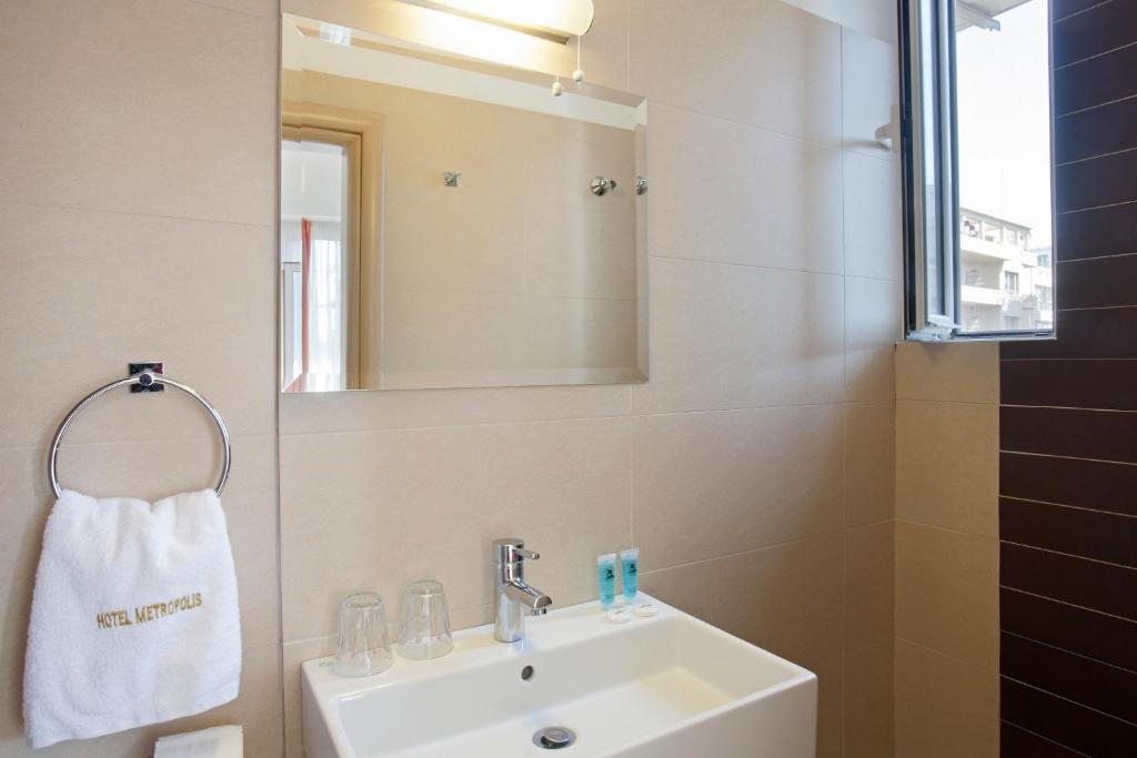 Koupelna v ubytování Metropolis Hotel