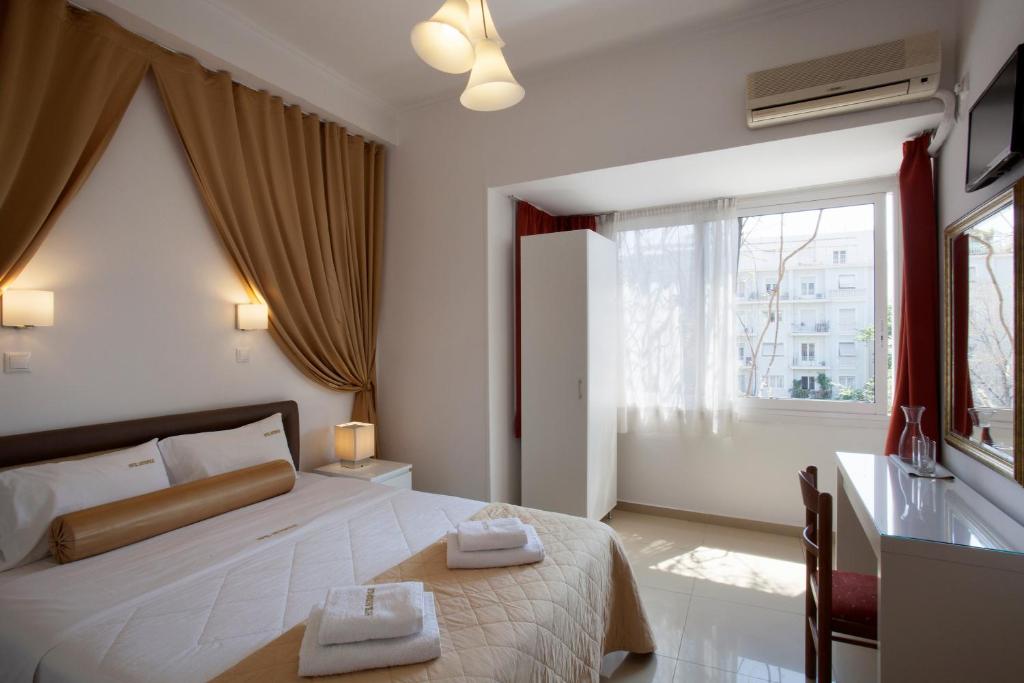 Postel nebo postele na pokoji v ubytování Metropolis Hotel
