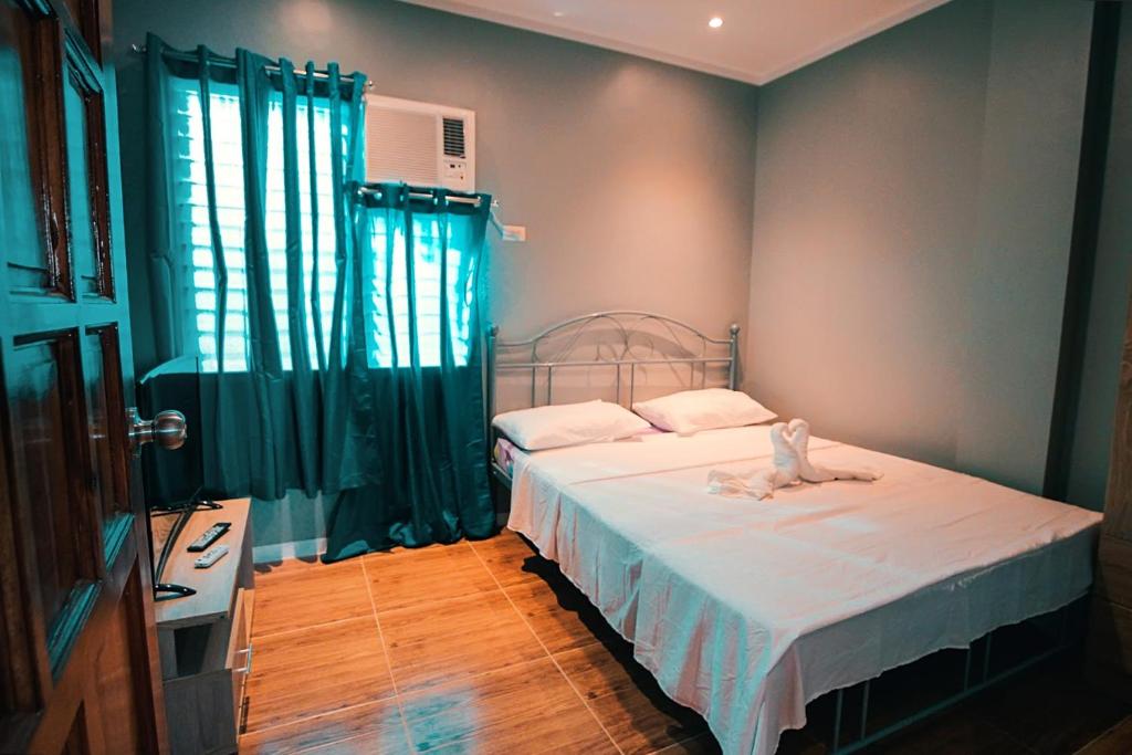Tempat tidur dalam kamar di Kingswick Residences & Lodge