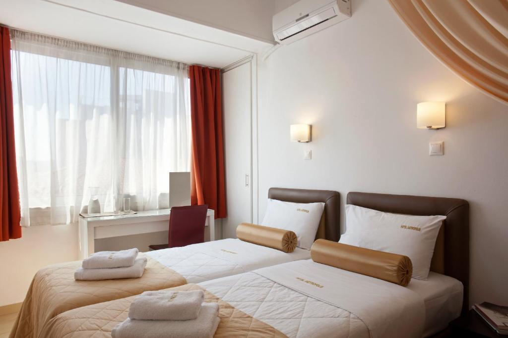Postel nebo postele na pokoji v ubytování Metropolis Hotel