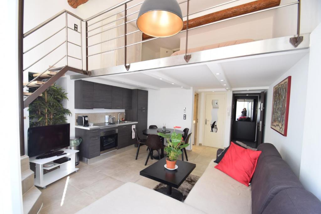 una sala de estar con un sofá y una mesa en Perla Duplex - No Better Location In Nice, en Niza