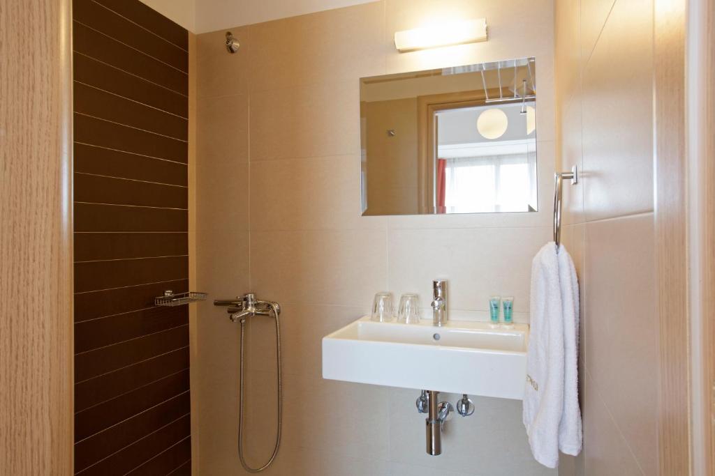 Koupelna v ubytování Metropolis Hotel
