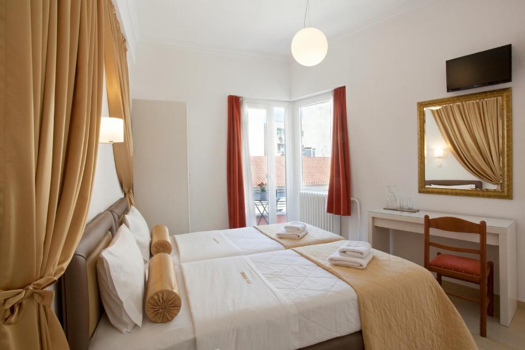 Postel nebo postele na pokoji v ubytování Metropolis Hotel