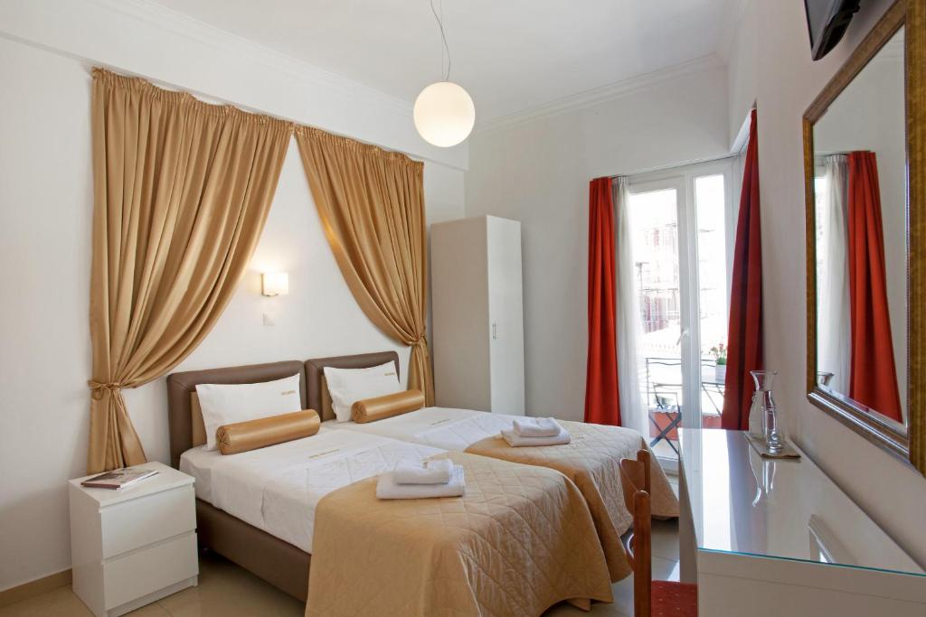 Postel nebo postele na pokoji v ubytování Metropolis Hotel