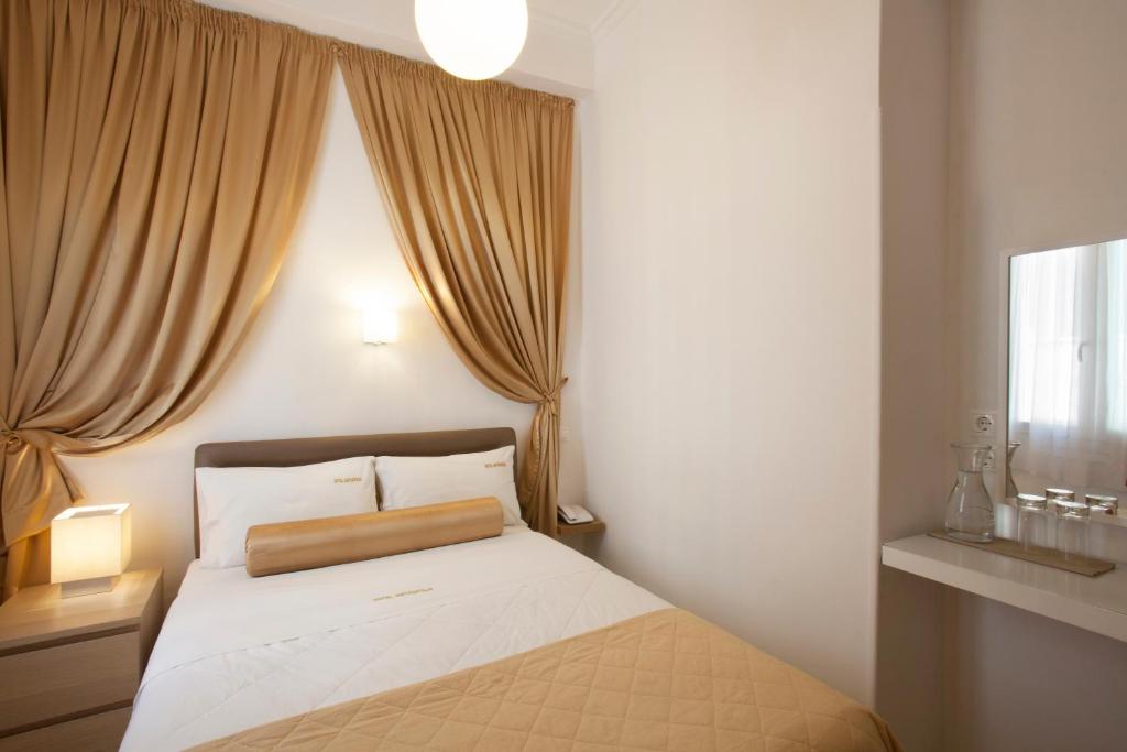 Postel nebo postele na pokoji v ubytování Metropolis Hotel