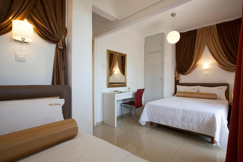 Postel nebo postele na pokoji v ubytování Metropolis Hotel