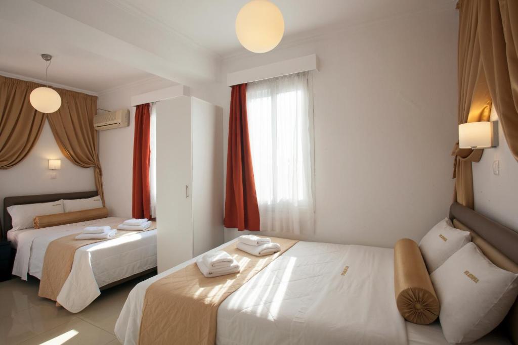 Postel nebo postele na pokoji v ubytování Metropolis Hotel