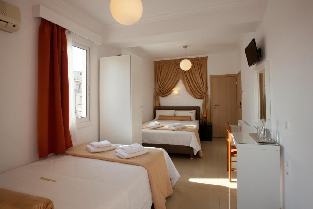 Postel nebo postele na pokoji v ubytování Metropolis Hotel