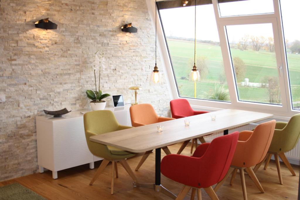 ein Esszimmer mit einem Tisch und Stühlen in der Unterkunft Ferienwohnung Müller in Göttingen