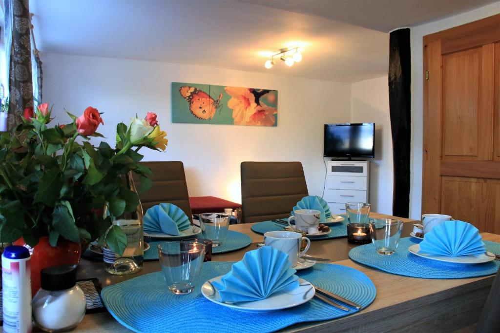 una mesa de comedor con platos azules en Stellina, en Eitorf