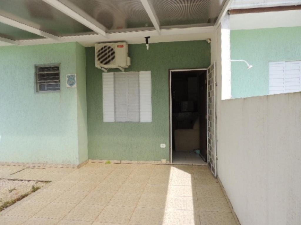 an empty room with a basketball hoop on a green wall at Casa Guaratuba 3 quadras da praia. in Guaratuba