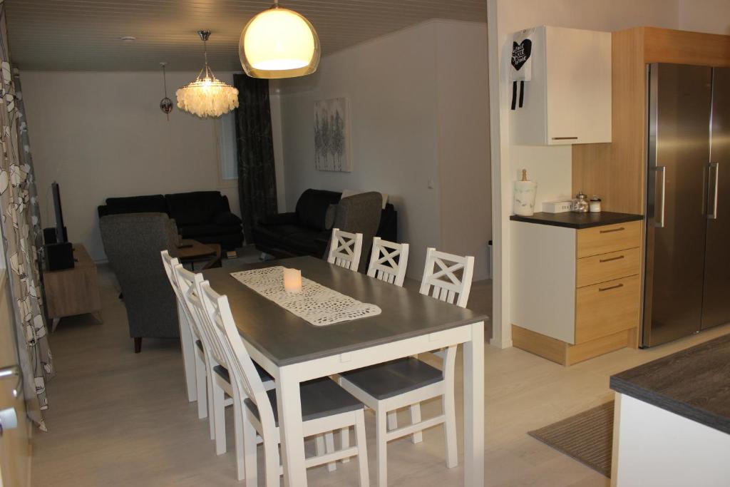 ラーヘにあるMajoituspalvelu Nurmi Apartment Oksapolku 2 B Deluxe Huoneisto 103m2のキッチン、リビングルーム(テーブル、椅子付)