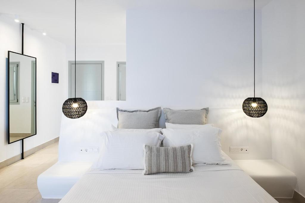 Postel nebo postele na pokoji v ubytování Quartano Luxury Cycladic Residence, Adults Only (13+)