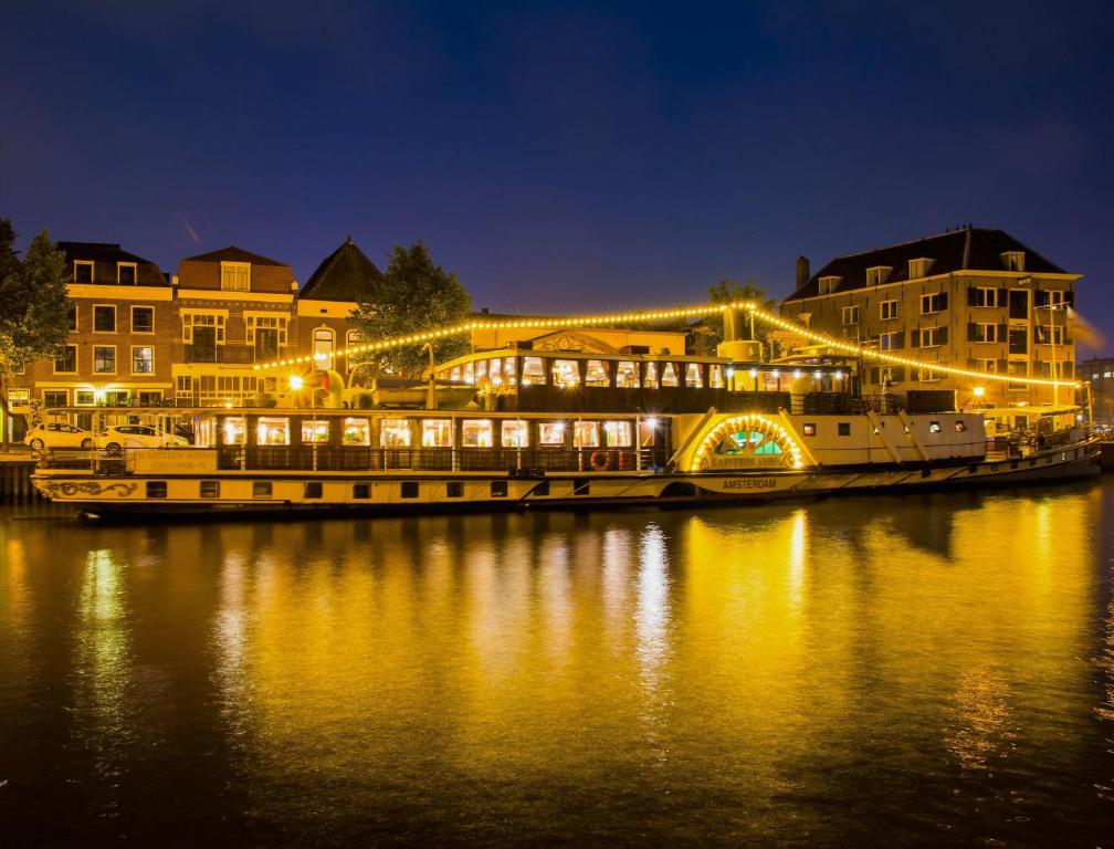 Výhled na řeku, která protéká v blízkosti hotelu