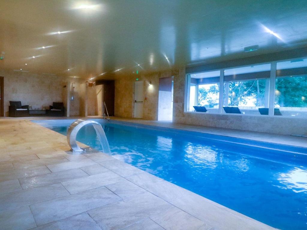 una gran piscina en una casa con piscina en Dunamoy Cottages & Spa en Ballyclare