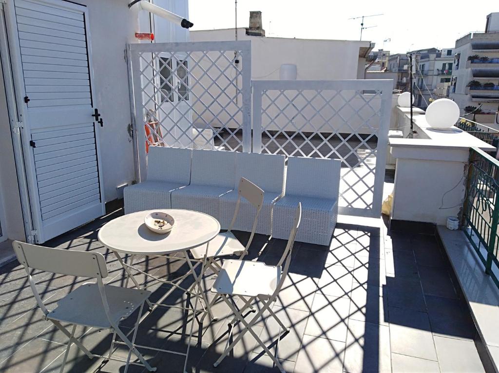 A balcony or terrace at DomuS al Corso B&B