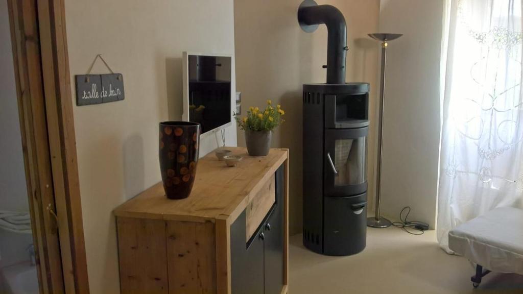 Zimmer mit Kaffeemaschine und Holztisch in der Unterkunft Trullo Nonna Mari in Cisternino