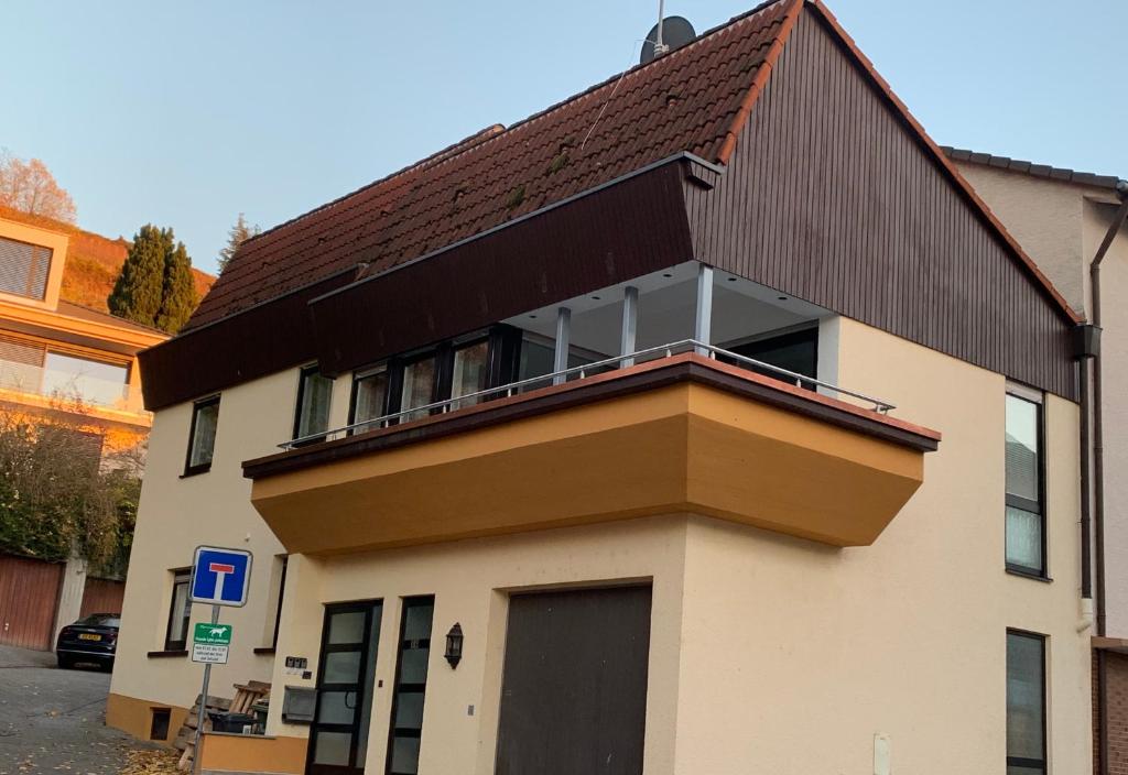a building with a balcony on top of it at Ferienapartments Zwingenberg in Zwingenberg