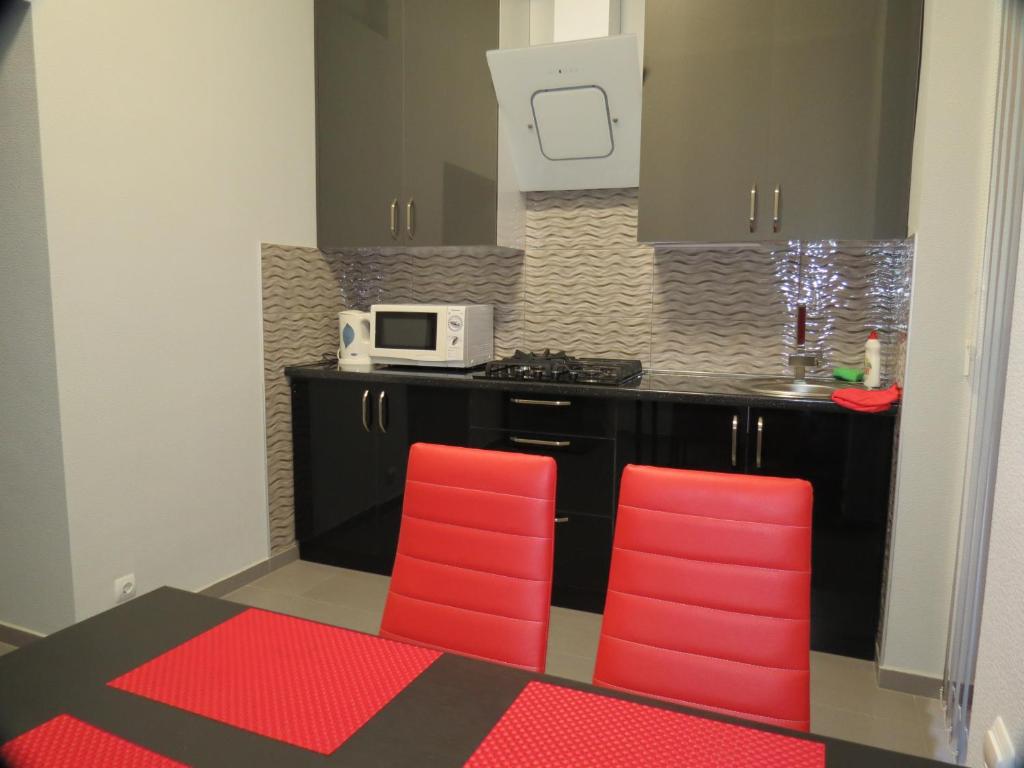 Cuina o zona de cuina de Three Rooms Apartment