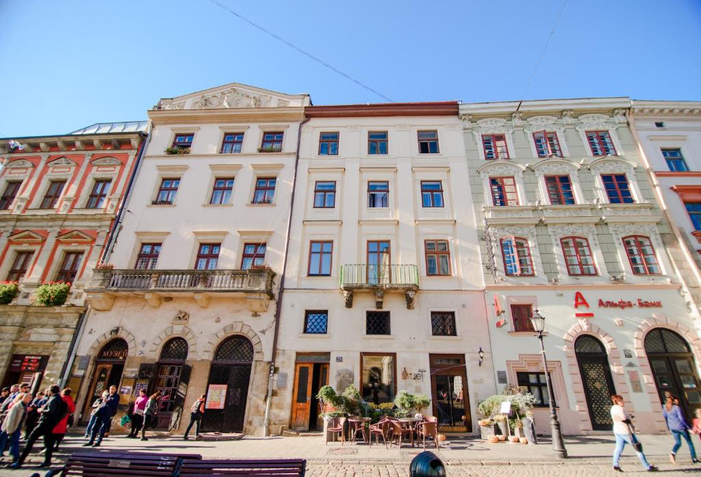 een groot gebouw waar mensen voor lopen bij MyAparts R1 in Lviv