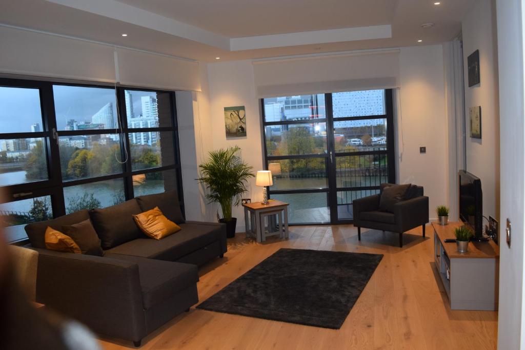 - un salon avec un canapé et une chaise dans l'établissement London City Island 3 Bedroom Luxury Apartments, Canary Wharf, à Londres
