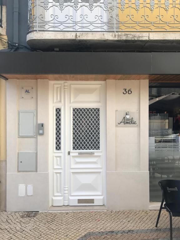 białe drzwi na boku budynku w obiekcie A Casa D'Amelie w Faro
