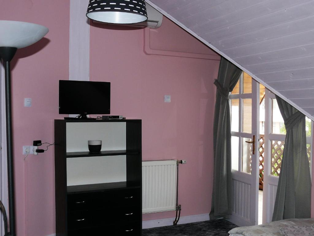 Televízia a/alebo spoločenská miestnosť v ubytovaní Familia Apartman 304