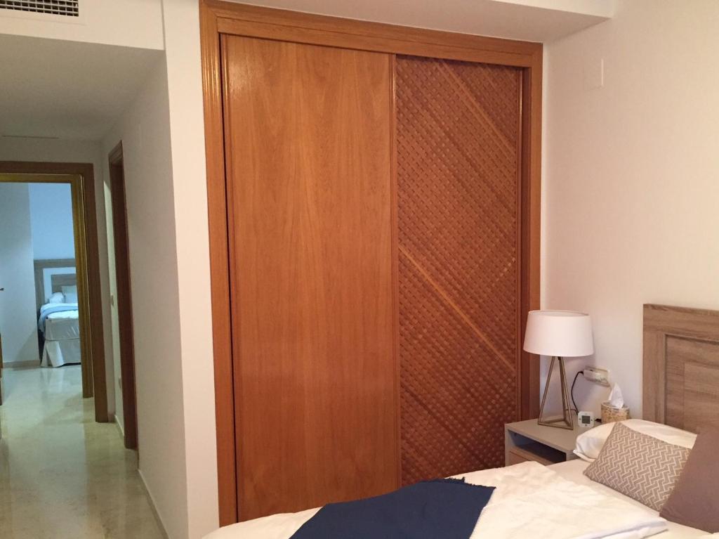 Postel nebo postele na pokoji v ubytování Oasis Costalita Estepona I