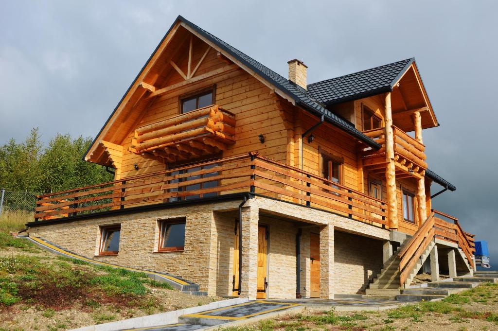 een huis dat wordt gebouwd met hout bij Górska Przystań in Wola Piskulina