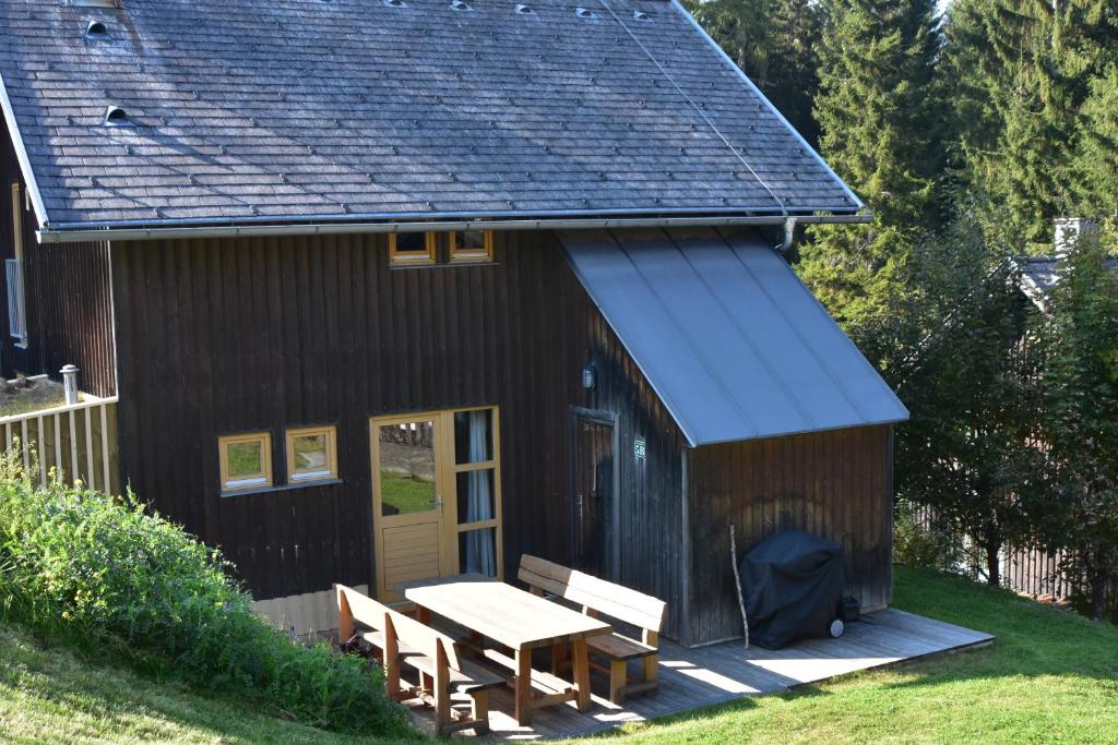 a small cabin with a picnic table and a blue roof at Verditzhütte in Verditz