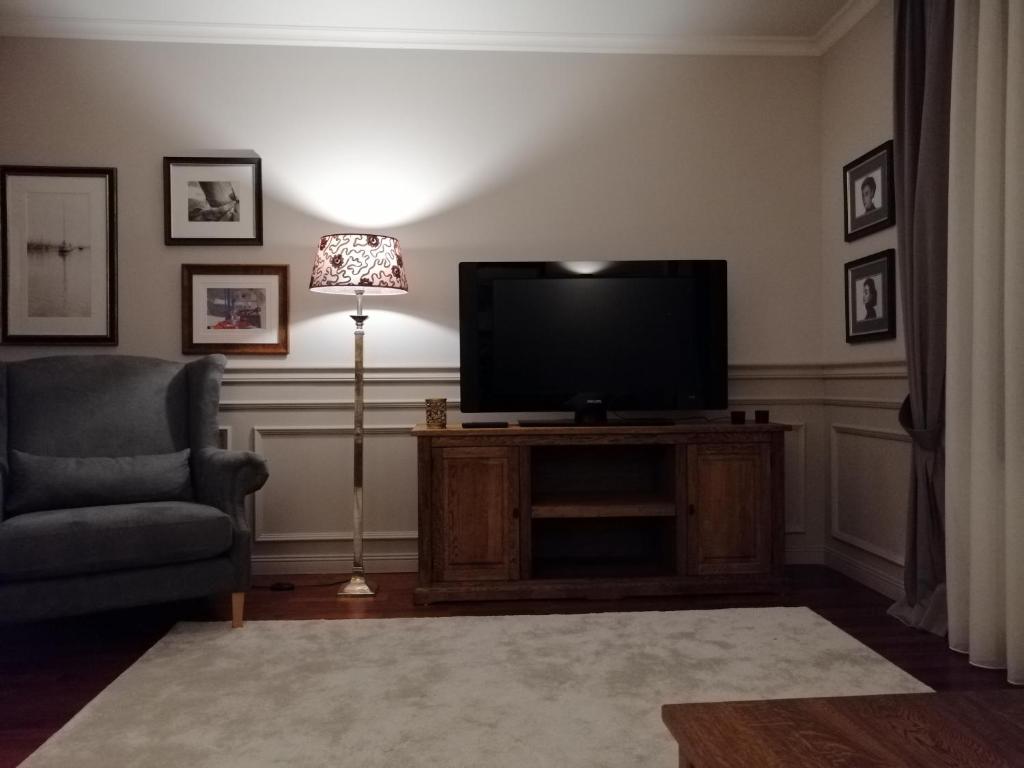 Televízia a/alebo spoločenská miestnosť v ubytovaní apartament