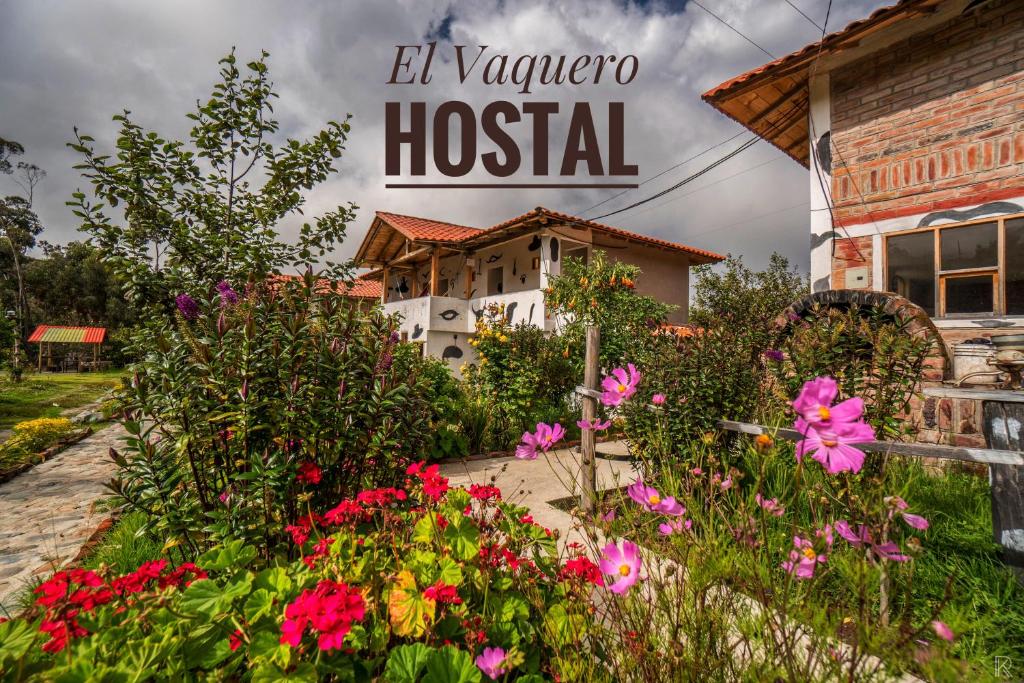 Chugchilán的住宿－Hostal el Vaquero，院子里一束鲜花的房子
