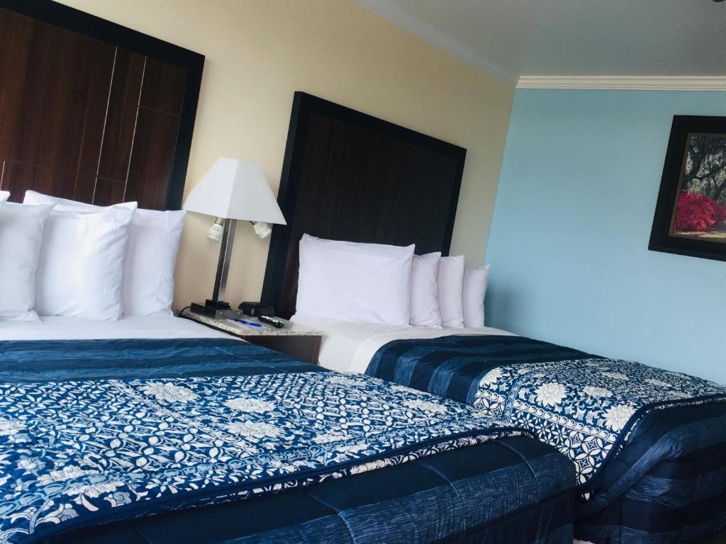Postel nebo postele na pokoji v ubytování Dolphin Cove Motel