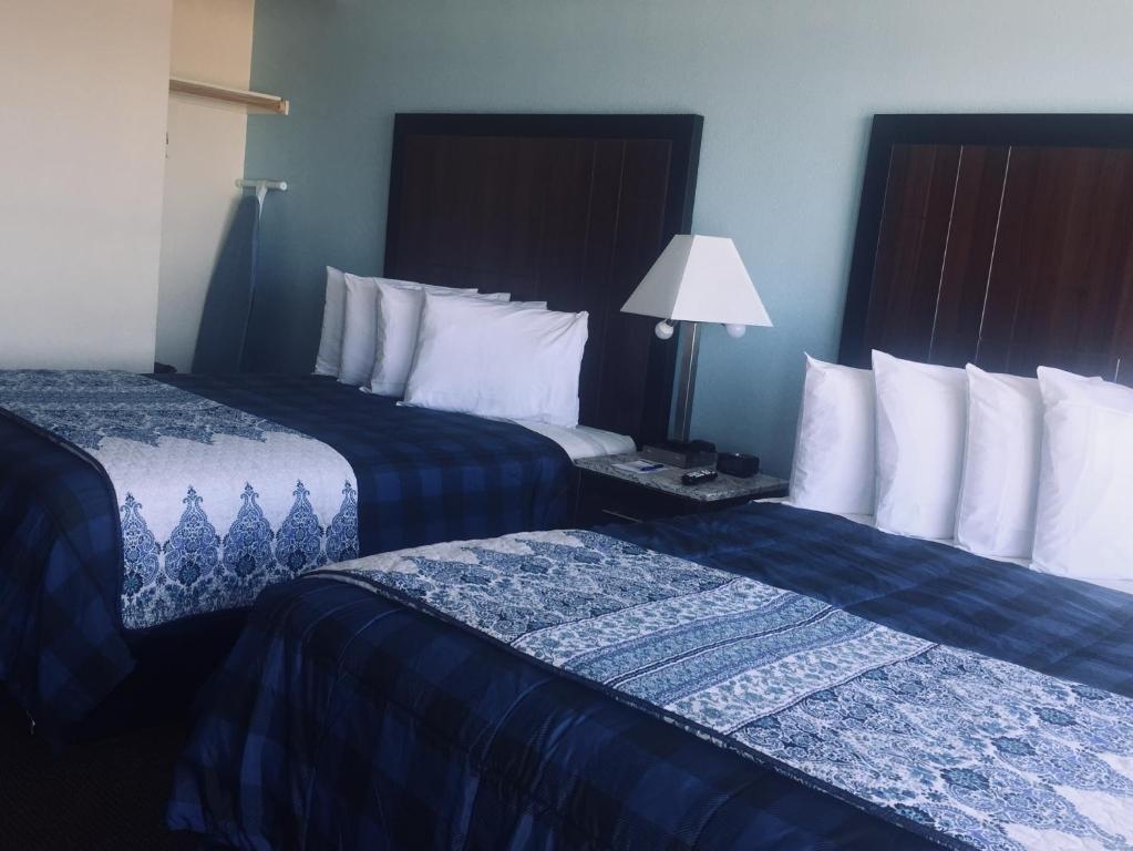 Postel nebo postele na pokoji v ubytování Dolphin Cove Motel
