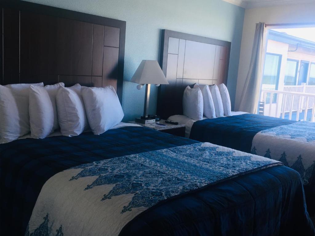 Postel nebo postele na pokoji v ubytování Dolphin Cove Motel