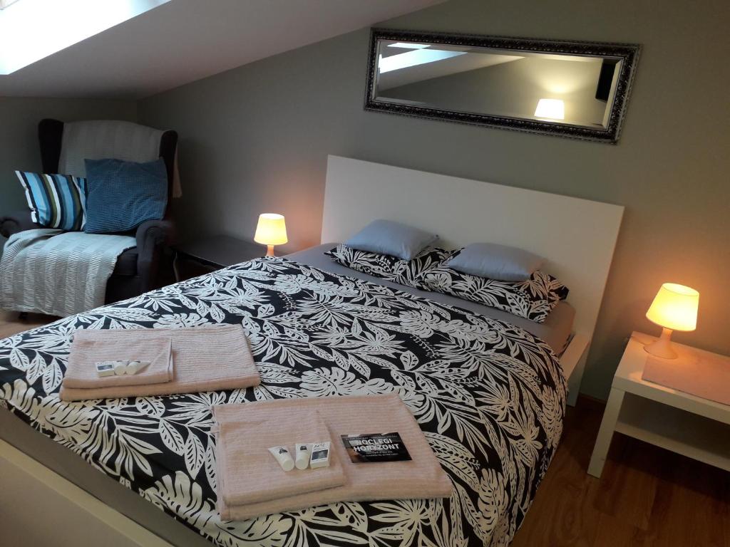 sypialnia z łóżkiem, lustrem i krzesłem w obiekcie Horyzont w mieście Lublin