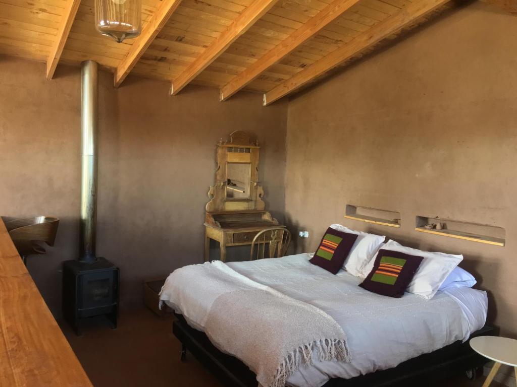 Postel nebo postele na pokoji v ubytování Vernacular Lodge