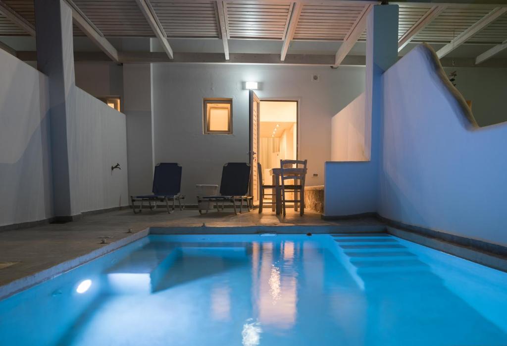 Bazén v ubytovaní Kathara Bay Apartments alebo v jeho blízkosti