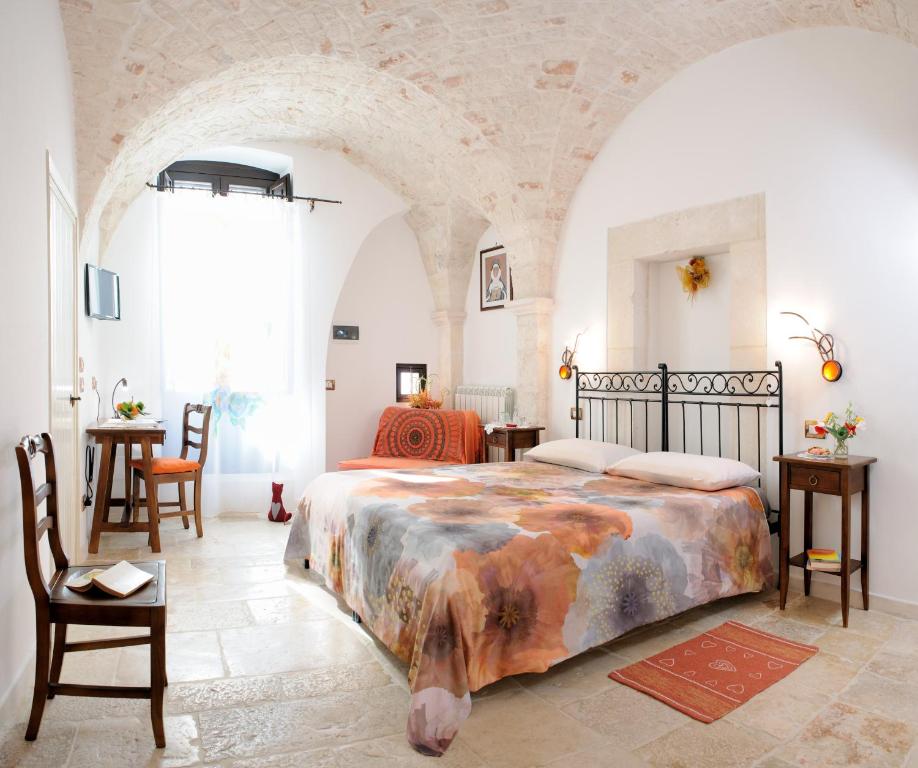 - une chambre avec un lit, une table et des chaises dans l'établissement Santo Stefano, à Putignano