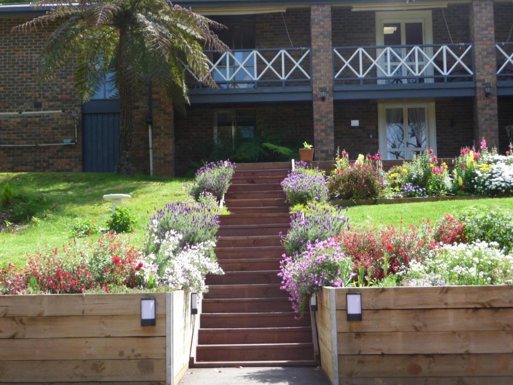 un jardín de flores frente a una casa en Lakeview On Sycamore, en Emerald