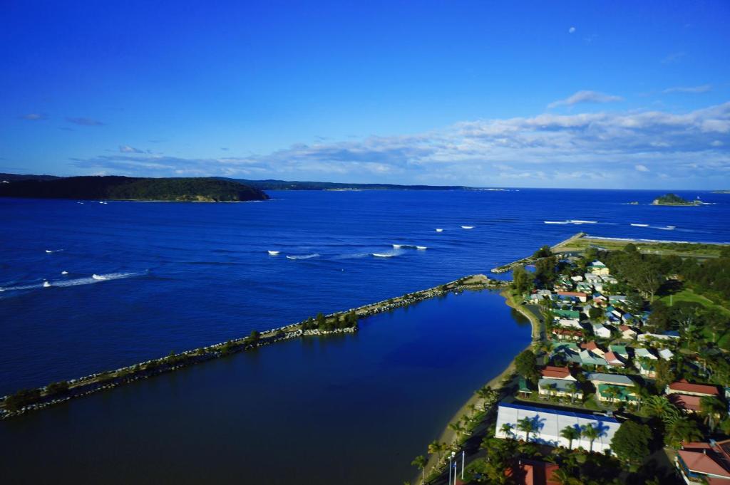 une vue aérienne sur une grande étendue d'eau dans l'établissement Batemans Bay Marina Resort, à Batemans Bay