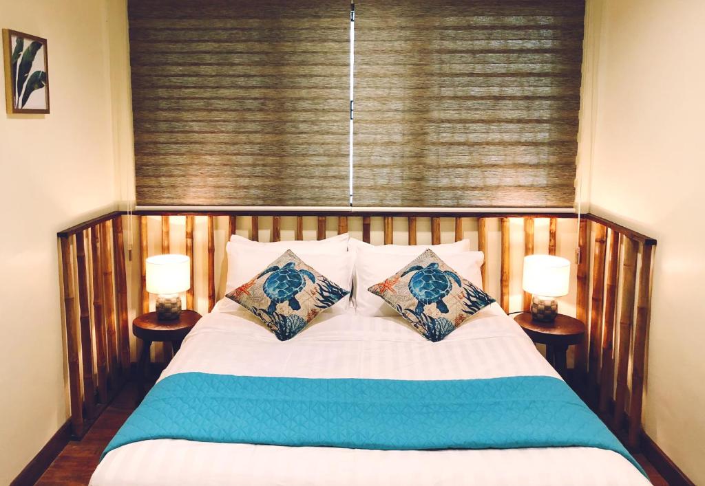 The Cabins at LVF - Deluxe Queen Room