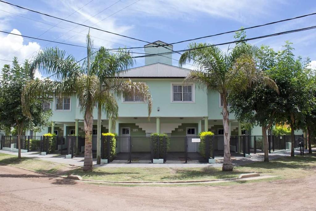 una casa con palmeras delante en PAYMA 2 en Colón