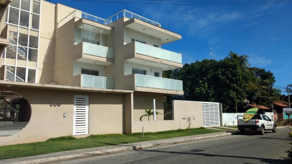薩誇雷馬的住宿－Apartamento Novo em Itaúna, Maracanã do Surf，停在大楼前的白色汽车