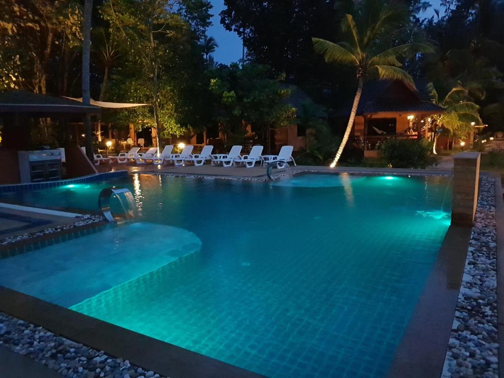 Bazén v ubytování Lanta Pearl Beach Resort nebo v jeho okolí