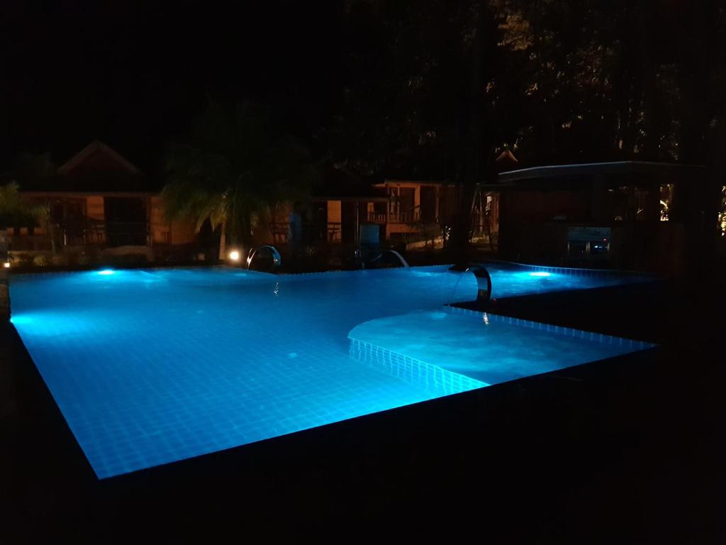 Bazén v ubytování Lanta Pearl Beach Resort nebo v jeho okolí