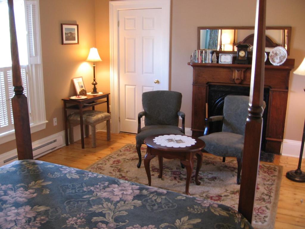 Louisbourg Heritage House - Queen Room